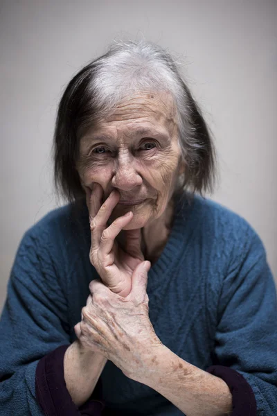 Mulher idosa atenciosa — Fotografia de Stock