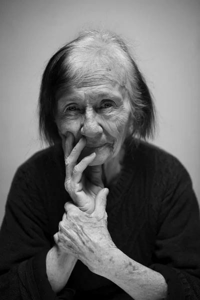 Portret femeie în vârstă — Fotografie, imagine de stoc