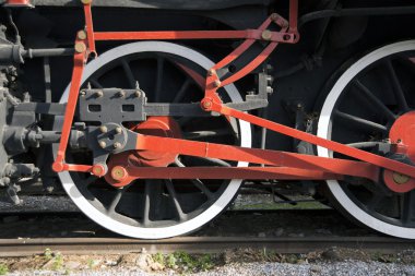 Kırmızı lokomotif tekerlekler