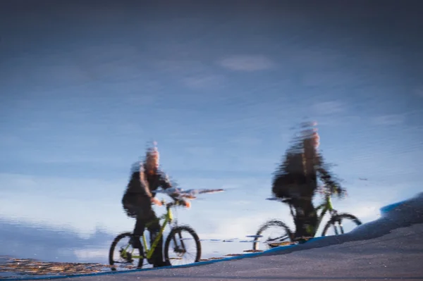 Reflection of two people Cycling — Stock Photo, Image