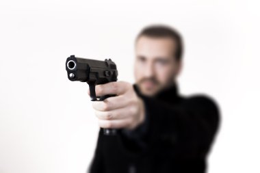 Bir tabanca ile hedefleyen silahlı adamlar