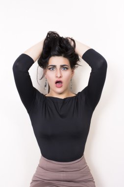 Şok olmuş genç bayan.