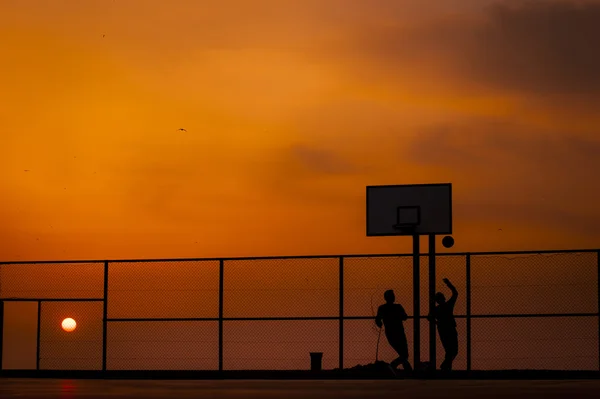 バスケット ボール遊んでいるティーネー ジャー — ストック写真