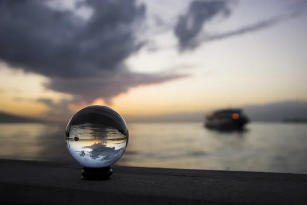 Kristal top ve gemi.