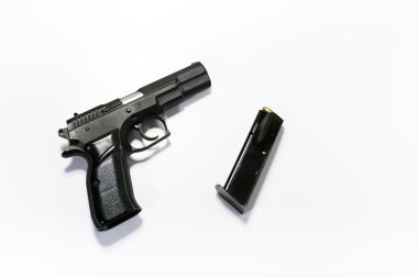 Beyaz bir arka plan üzerinde tabanca