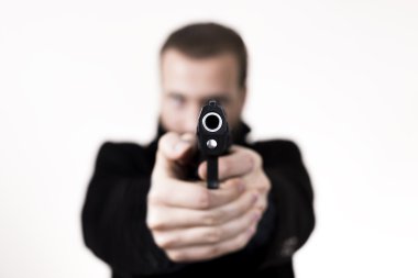 Silahlı adam bir silah için kamera işaret.