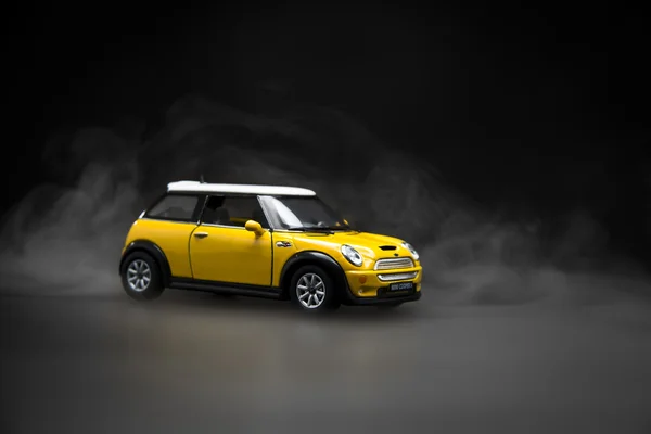 Κίτρινο αυτοκίνητο Mini Cooper παιχνίδι — Φωτογραφία Αρχείου