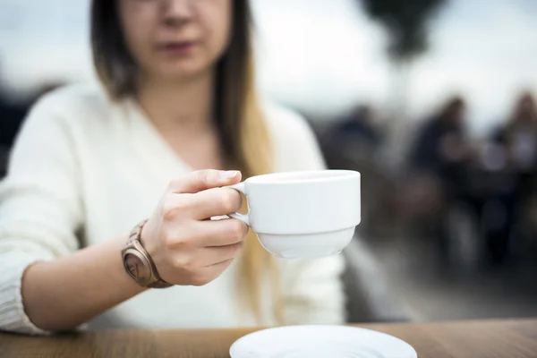 Woman holding a white coffee cup. — Stock Photo, Image