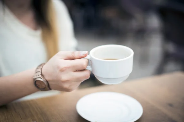 Woman holding a coffee cup. — Stock Photo, Image