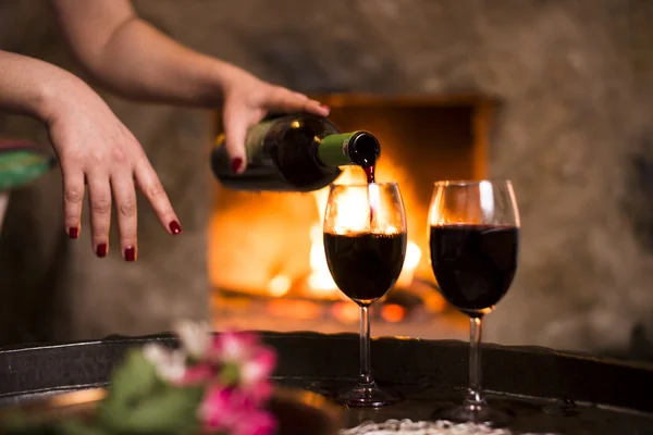 Frau füllt den Wein. — Stockfoto