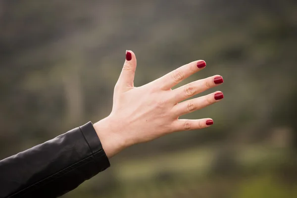 Жінки рука з червоним лаком — стокове фото