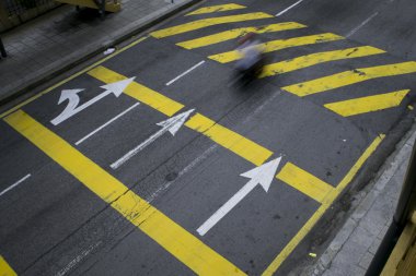 Yaya geçidi üzerinde motosiklet.