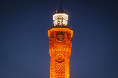 Gün batımında saat kulesi