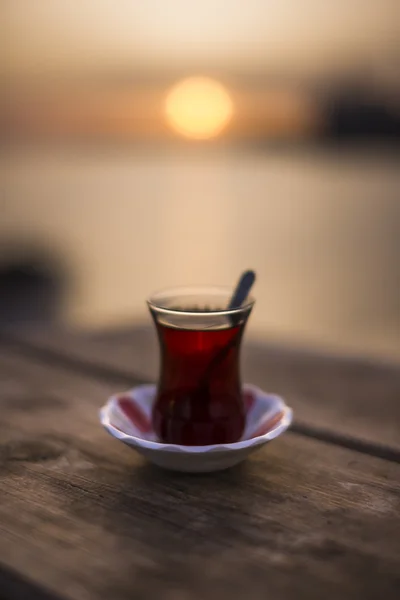 Stilleben des türkischen Tees bei Sonnenuntergang. — Stockfoto