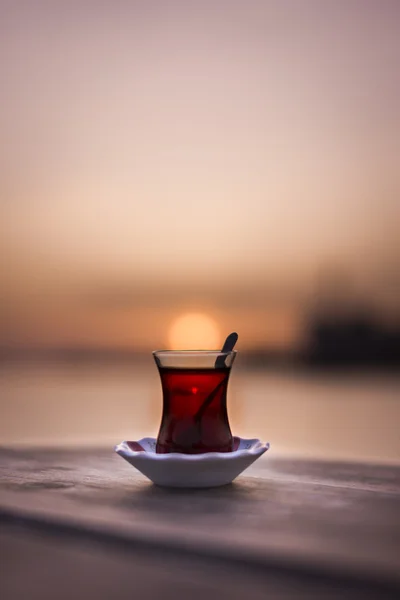 Té turco bodegón disparado al atardecer . — Foto de Stock