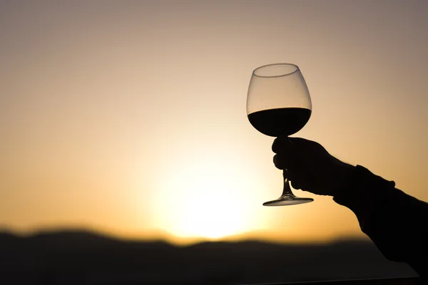 Hand en wijnglas silhouet. — Stockfoto