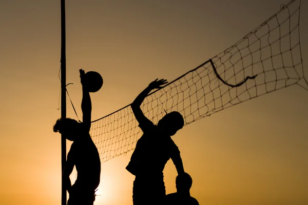 Voleibol jugando siluetas de la gente — Foto de Stock