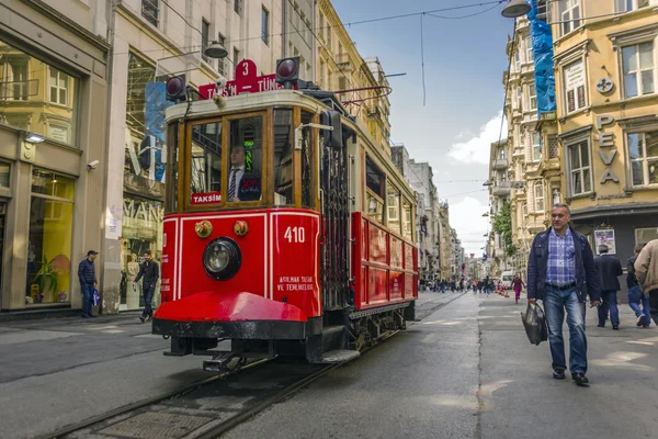 Istiklal caddesi ve kırmızı tramvay. — Stok fotoğraf