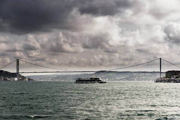 Bosporus-Brücke und trübes Wetter. — Stockfoto