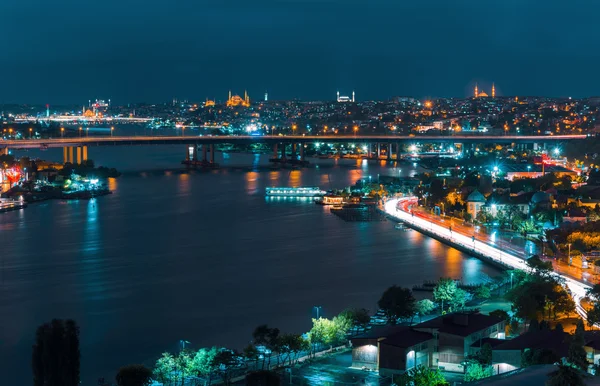 Istanbul'da Haliç Köprüsü