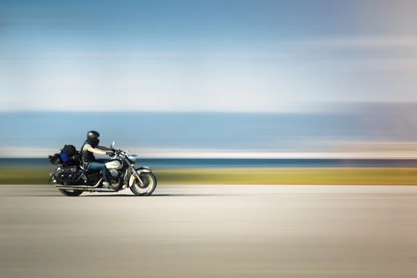 Motorradfahren mit Bewegungsunschärfe — Stockfoto