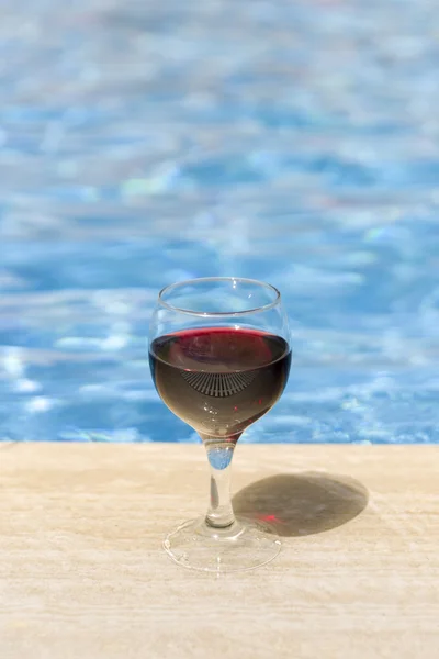 Bicchiere di vino pieno vicino al bordo piscine . — Foto Stock