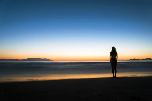Woman silhouette on the beach — Stock Photo, Image