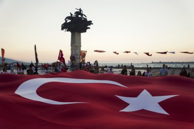 Cumhuriyet ağacı ve büyük Türk bayrağı
