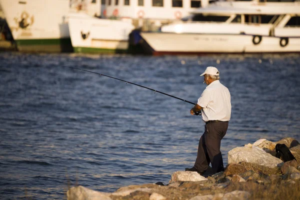 Pescatore Fumare al molo . — Foto Stock