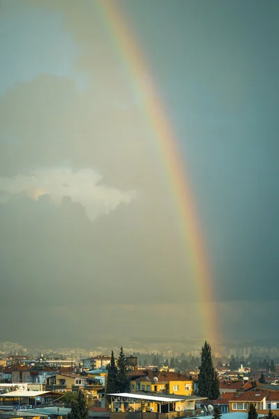 Regenboog na de regen. — Stockfoto