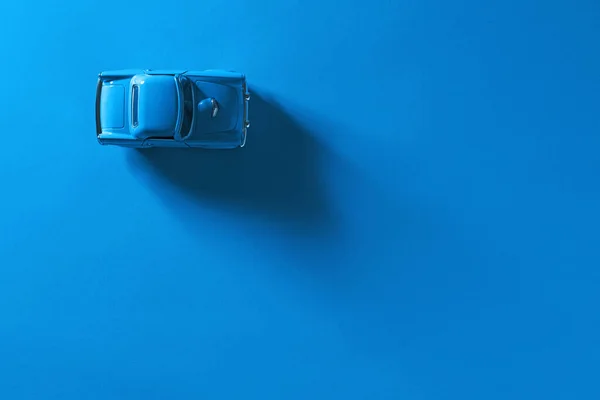 Ovanifrån Blå Leksaksbil Blå Bakgrund Med Lång Och Sidoskugga — Stockfoto