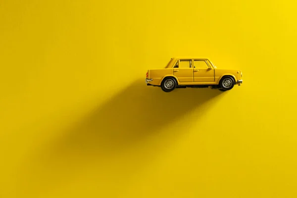 Rechts Zijaanzicht Van Een Gele Speelgoedauto Een Gele Achtergrond Met — Stockfoto