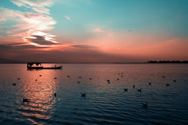 Silhouette Eines Fischerbootes Und Möwen Auf Dem Meer Bei Sonnenuntergang — Stockfoto