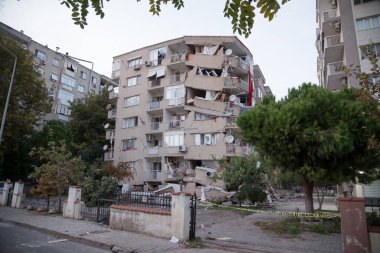 İzmir, Türkiye - 30 Ekim 2020: Manavkuyu İlçesi Bayrakli İzmir 'deki depremde hasar gören bina.