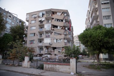 İzmir, Türkiye - 30 Ekim 2020: Manavkuyu İlçesi Bayrakli İzmir 'deki depremde hasar gören bina.