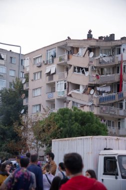 İzmir, Türkiye - 30 Ekim 2020: Manavkuyu İlçesi Bayrakli İzmir 'deki depremde hasar gören bina. Dışarıda insanlar var.