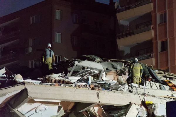 土耳其伊兹密尔 2020年10月30日 土耳其巴伊拉克利伊兹密尔地区地震中倒塌的建筑 搜寻和救援小组努力寻找人员 — 图库照片