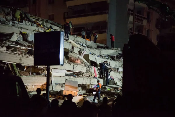 土耳其伊兹密尔 2020年10月30日 土耳其巴伊拉克利伊兹密尔地区地震中倒塌的建筑 搜寻和救援小组努力寻找人员 — 图库照片