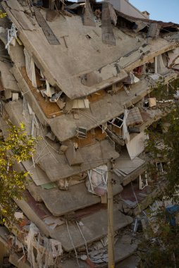 İzmir, Türkiye - 31 Ekim 2020 Deprem 30 Ekim 2020 tarihinde Ege Denizi 'nde İzmir' deki binaları etkiledi. İzmir Bayrakli Manavkuyu 'da bina hasar gördü.