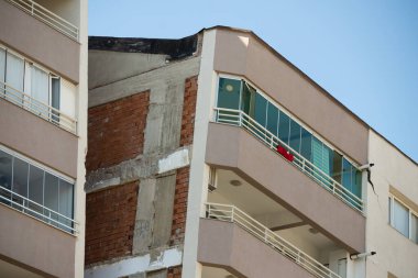 İzmir, Türkiye - 31 Ekim 2020 Deprem 30 Ekim 2020 tarihinde Ege Denizi 'nde İzmir' deki binaları etkiledi. Yılmaz Erbek Binası İzmir Bayrakli Manavkuyu ilçesinde hasar gördü. Binayı tutan vinçler