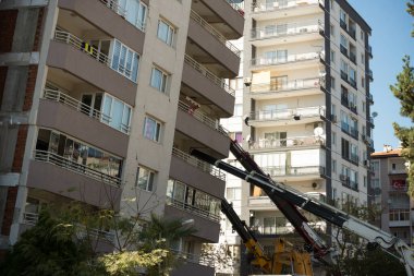 İzmir, Türkiye - 31 Ekim 2020 Deprem 30 Ekim 2020 tarihinde Ege Denizi 'nde İzmir' deki binaları etkiledi. Yılmaz Erbek Binası İzmir Bayrakli Manavkuyu ilçesinde hasar gördü. Binayı tutan vinçler