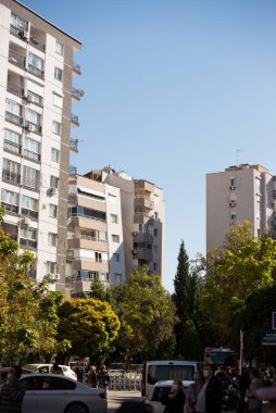 İzmir, Türkiye - 31 Ekim 2020 Deprem 30 Ekim 2020 tarihinde Ege Denizi 'nde İzmir' deki binaları etkiledi. Yılmaz Erbek Binası İzmir Bayrakli Manavkuyu ilçesinde hasar gördü.