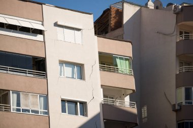 İzmir, Türkiye - 31 Ekim 2020 Deprem 30 Ekim 2020 tarihinde Ege Denizi 'nde İzmir' deki binaları etkiledi. Yılmaz Erbek Binası İzmir Bayrakli Manavkuyu ilçesinde hasar gördü.