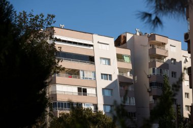 İzmir, Türkiye - 31 Ekim 2020 Deprem 30 Ekim 2020 tarihinde Ege Denizi 'nde İzmir' deki binaları etkiledi. Yılmaz Erbek Binası İzmir Bayrakli Manavkuyu ilçesinde hasar gördü.