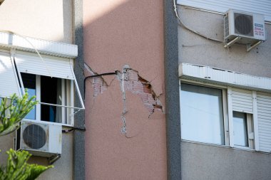 İzmir, Türkiye - 31 Ekim 2020 Deprem 30 Ekim 2020 tarihinde Ege Denizi 'nde İzmir' deki binaları etkiledi. İzmir Bayrakli Manavkuyu 'da bina hasar gördü.