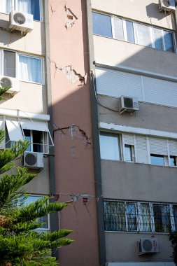 İzmir, Türkiye - 31 Ekim 2020 Deprem 30 Ekim 2020 tarihinde Ege Denizi 'nde İzmir' deki binaları etkiledi. İzmir Bayrakli Manavkuyu 'da bina hasar gördü.