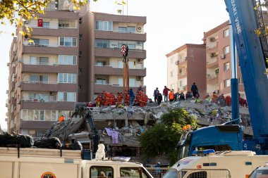 İzmir, Türkiye - 31 Ekim 2020 Deprem 30 Ekim 2020 tarihinde Ege Denizi 'nde İzmir' deki binaları etkiledi. Çöken bir binada hayatta kalanlar için kurtarma çalışmaları devam ediyor. Rıza Bey Binası
