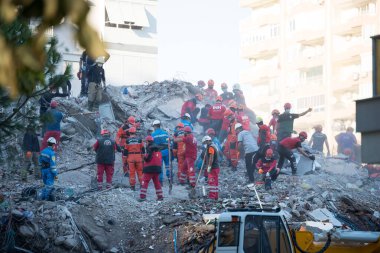 İzmir, Türkiye - 31 Ekim 2020 Deprem 30 Ekim 2020 tarihinde Ege Denizi 'nde İzmir' deki binaları etkiledi. Çöken bir binada hayatta kalanlar için kurtarma çalışmaları devam ediyor. Rıza Bey Binası