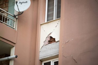 İzmir, Türkiye - 31 Ekim 2020 Deprem 30 Ekim 2020 tarihinde Ege Denizi 'nde İzmir' deki binaları etkiledi. İzmir Bayrakli Manavkuyu 'da bina hasar gördü.