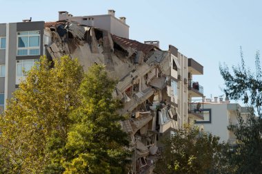 İzmir, Türkiye - 31 Ekim 2020 Deprem 30 Ekim 2020 tarihinde Ege Denizi 'nde İzmir' deki binaları etkiledi. İzmir Bayrakli Manavkuyu 'da bina hasar gördü.